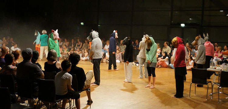 Grand maximum collectif de comédiens / Sebastian Lazennec théâtre / Les comédiens ne tournent pas le dos au public 