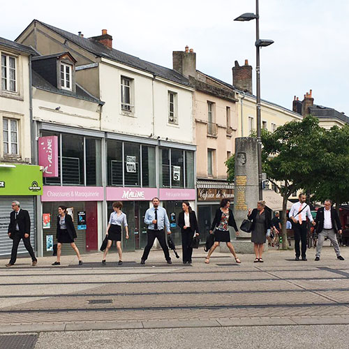 Grand maximum collectif de comédiens / Sebastian Lazennec théâtre de rue / Perturbation urbaine