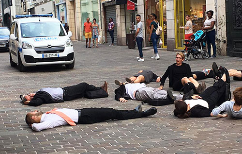 Grand maximum collectif de comédiens / Sebastian Lazennec théâtre de rue / Perturbation urbaine