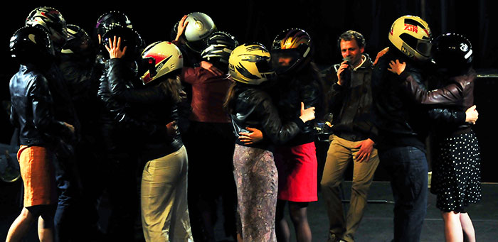 Grand maximum collectif de comédiens / Sebastian Lazennec théâtre / Regarde-moi dans les yeux pendant quatre minutes / 