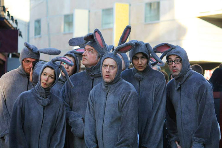 grand-maximum-sortie-de-lapins-creation1-theatre-de-rue-sebastian-lazennec Grand maximum collectif de comédiens / Sebastian Lazennec théâtre de rue / Sortie de lapins