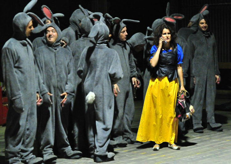 grand-maximum-kuulikud-creation1-theatre-sebastian-lazennec Grand maximum collectif de comédiens / Sebastian Lazennec / Théâtre contemporain elevé en plein air / Küülikud